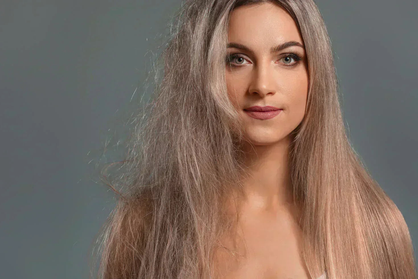 Frisottis : causes et solutions pour des cheveux disciplinés et en bonne santé